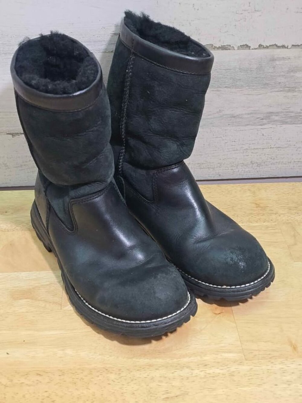 UGG Black Leather Suede Shearling Lined Sheepskin Winter Boots 5381 Women Size 8